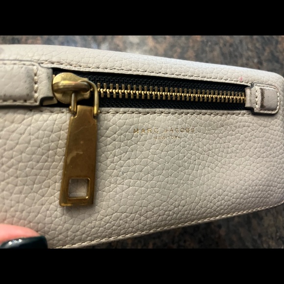Marc Jacobs Gray Bifold Wallet. Snap closure w/ Gold Zipper Detail - Picture 10 of 10